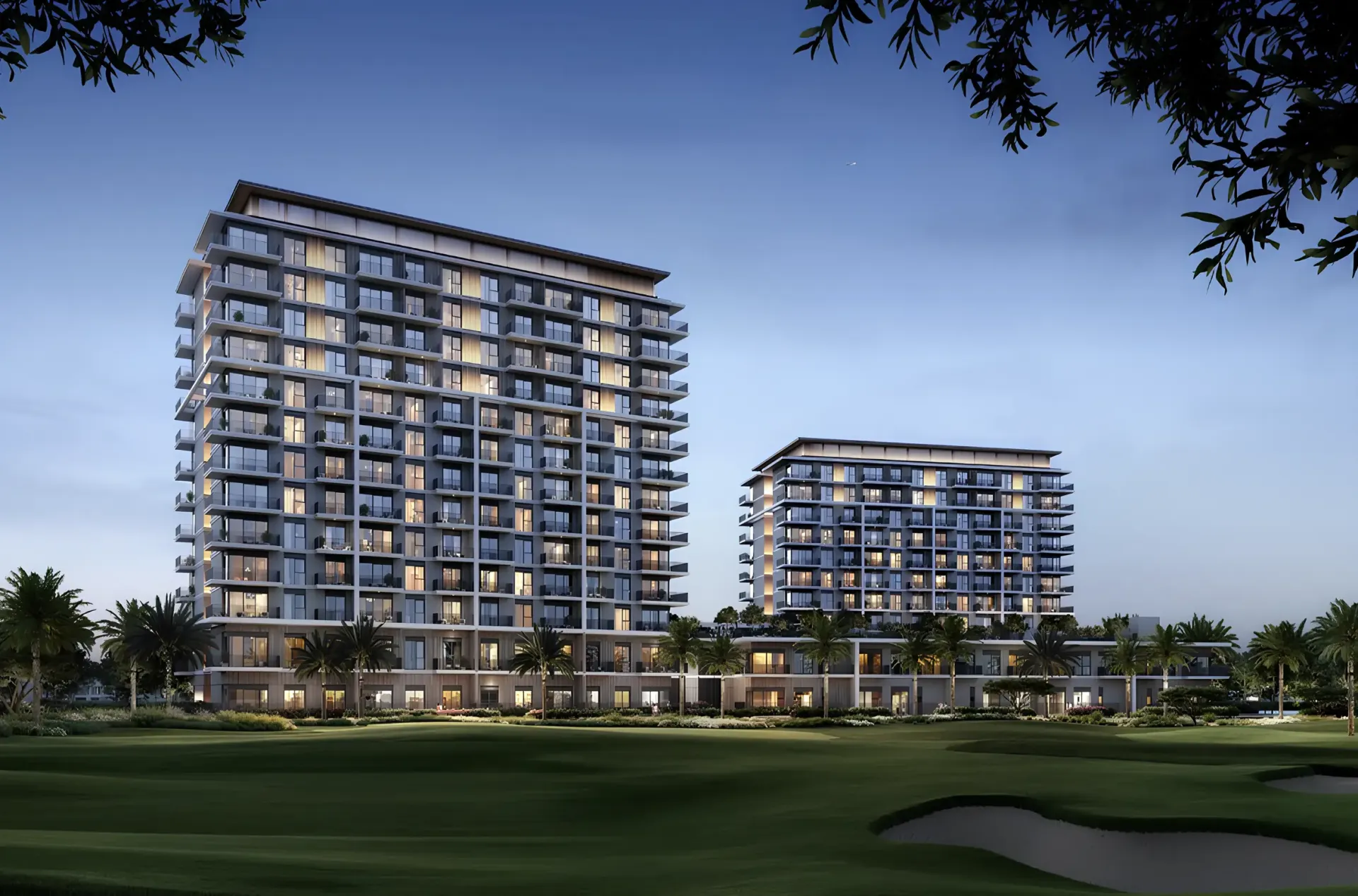 Grove Ridge – du gyvenamieji pastatai golfo aikštyno apsuptyje sutemus