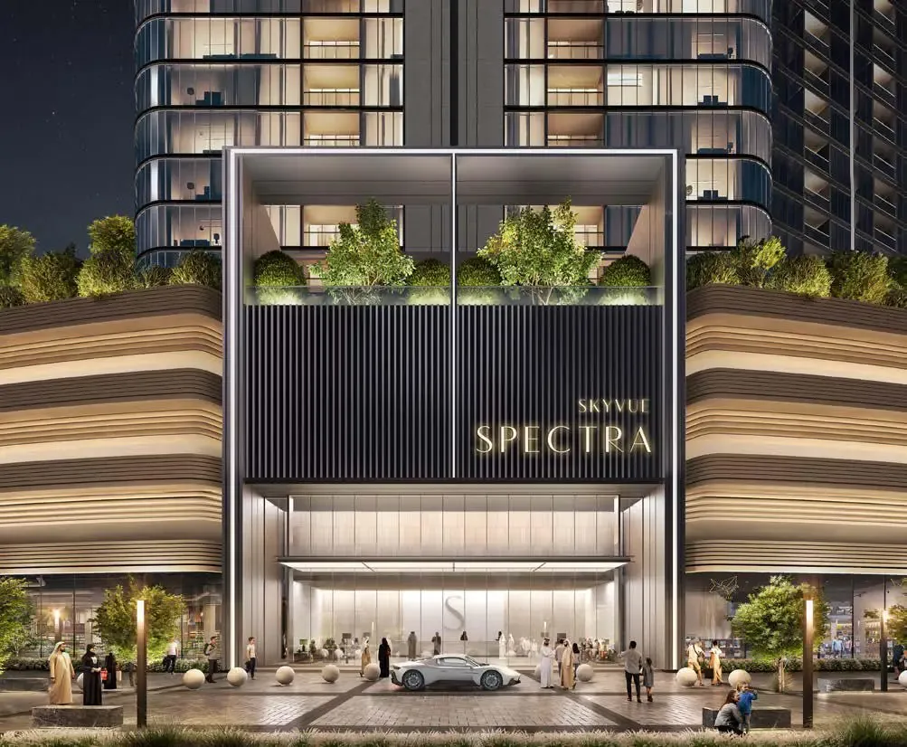 Skyvue Spectra – pastato įėjimas su užrašu ir apželdintomis terasomis